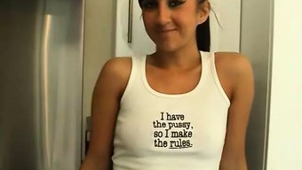 Delinmiş Meme Uçlu Yaramaz Bir Okul Kızı Odasında Soyunuyor