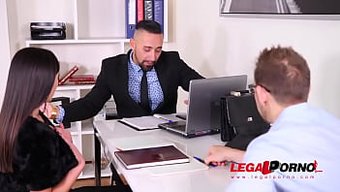 Alyssia Kent, Oral Ve Boşalma Ile Çift Penetrasyonlu Üçlü Için Baştan Çıkarıyor