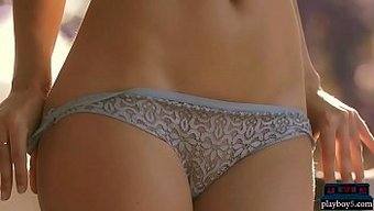 Açık Havada Ateşli Alman Milf, Dik Memelerini Sergiliyor.