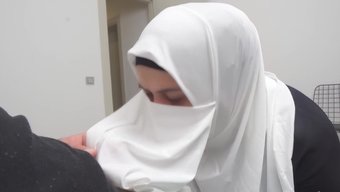 Amatör Müslüman Güzellik Sertleşiyor Ve Kremalı Pasta Için Hazır Hale Geliyor.