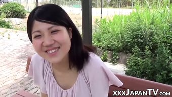 Japon Kız, Parmaklanmaktan Halka Açık Bir Şekilde Orgazm Oluyor