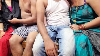 Küçük Göğüslü Genç Ve Olgun Kadın, Açık Sesli Hint Dörtlüsüne Giriyorlar