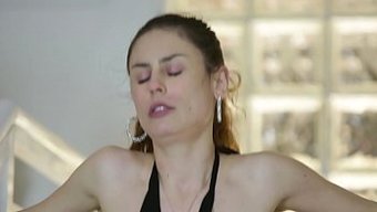 Siyah Bir Adam, Beyaz Bir Kadınla Merdivenlerde Yoğun Oral Ve Penetratif Seks Yapıyor