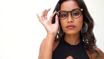 Cazibeli Bir Esmer Olan Putri Cinta, Minyon Vajinasını Ortaya Çıkarıyor