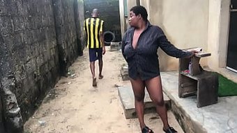 Yağlanmış Prenses Ve Kıvrımlarının Yardımıyla Açık Hava Seks Kazası.