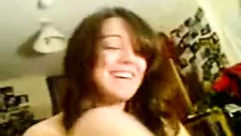 Ingiliz Kız Arkadaşının Çıplak Göğüsleriyle Poz Verirken Soruşturması