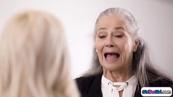 Büyük Göğüslü Sarışın, Minyon Kızıl Saçlıya Yüzüne Boşalıyor