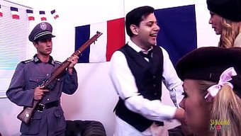 Bir Grup Olgun Arkadaş, Bir Milf Ile Sıcak Bir Anal Seks Seansına Dalıyor