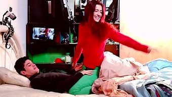 Bir Adam, Partnerinin Ağzına Boşalırken Güçlü Bir Şekilde Küçük Vajinasına Nüfuz Eder.