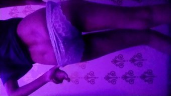 Hintli Bebek Dans Ediyor Ve Büyük Kalçalarını Grup Ortamında Sergiliyor