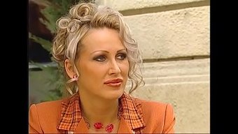 Sarışın Milf, Bir Havuz Partisinde Iki Erkek Tarafından Çift Penetrasyondan Zevk Alıyor