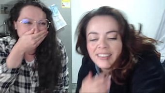 Olgun Lezbiyen Çift, Jetonlar Için Kamerada Osuruk Fetişine Dalıyor