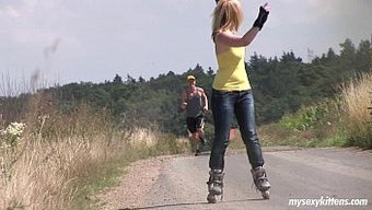 Sarışın Genç Cindy, Poposundan Sert Bir Şekilde Alıyor