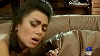 Güzel Esmer Tabatha Cash, Üçlü Cinsel Deneyimden Keyif Alıyor.