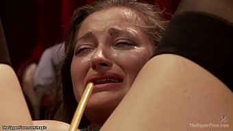 Kızıl Saçlı Bdsm Kölesi, Bir Sik Üzerinde Boğulurken Kıçına Kırbaçlanıp Sikiliyor.