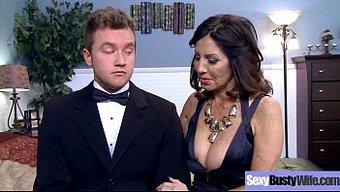 Tara Holiday'In Dolgun Göğüsleri Ve Tutkulu Seks Isteği Hareket Halinde