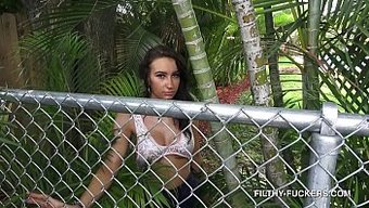 Göğüslü Güneşlenme: Alessia Luna'Nın Para Karşılığında Açık Havada Irklararası Buluşması