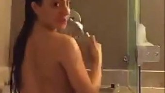 Seksi Kadınlarla Banyoda Üçlü