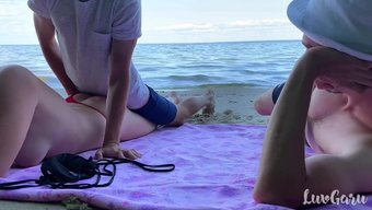 Bilinmeyen Kişi Kayganlaştırıcı Uygular Ve Halka Açık Bir Kıyı Şeridinde Kısa Bir Ilişkiye Girer