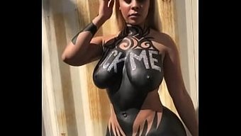 Kıvrımlı Güzellik Hepsini Sergiliyor