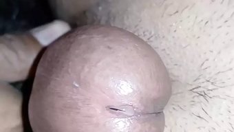 Hintli Anne, Acı Dolu Cowgirl Pozisyonunda Devasa Yarrağı Sürüyor