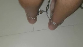 Bdsm Bağlamasında Aşağılanan Dövmeli Itaatkar