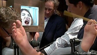 Sarışın Ve Kızıl Saçlı Sergicilerle Bdsm Grup Orgisi