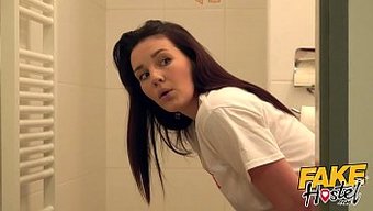 Esmer Milf Ve Genç Kızla Sahte Pansiyon Üçlüsü