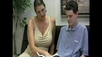 Üniversite Öğrencisi Carrie Moon'Un Öğretmeniyle Sıcak Karşılaşması