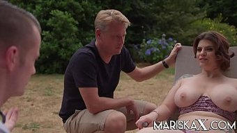 Göğüsleriyle Baş Döndüren Lucia Love, Bahçıvanlar Tarafından Ateşli Bir Şekilde Beceriliyor.