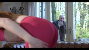 Yaşlı Adam Ve Genç Kız Ateşli Bir Videoda Samimi Oluyorlar