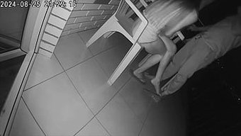 Aldatırken Yakalanan: Amatör Eş, Arkadaşından Kıçına Alıyor.