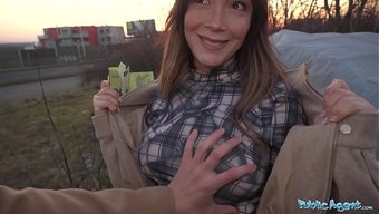 Ateşli Venezuelalı Hatun Paola Guerra, Ajanla Halka Açık Yerde Para Karşılığı Sikişiyor.