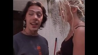 Büyük Göğüslü Ve Kalçalı Bir Milf, Iyi Donanımlı Bir Partnerle Sert Seksin Tadını Çıkarıyor Ve Yoğun Orgazmlara Yol Açıyor.