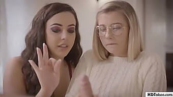 Whitney Wright Ve Carolina Sweets, Yaramaz Bir Mastürbasyon Oyununa Dalıyorlar