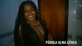 Irklararası Çift, Hd Videoda Masaj Ve Mastürbasyondan Zevk Alıyor