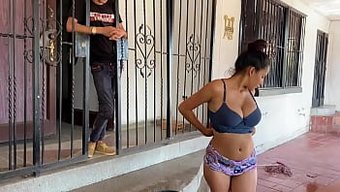 Büyük Popolu Kuzen Yasak Videoda Büyük Yarak Için Yalvarıyor