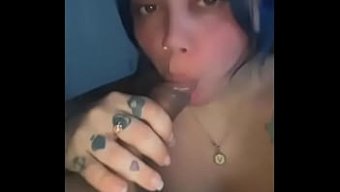 Üvey Babasının Arzulu Üvey Kız Kardeşi Yüzüne Sikişiyor Ve Boğazına Kadar Alıyor