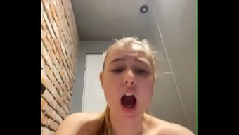 Duşta Koca Göt Ve Dildo Ile Sikişme Keyfi.