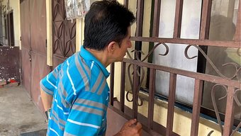 Kocaman Memeli, Kalçalı Komşu Sıkıştı, Yaşlı Adam Da Ona Yardım Etti.