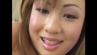 Sıcak Esmer Sıkı Poposunu Sert Bir Şekilde Beceriyor