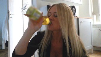 Alman Milf Kim, Kamerada Yaramazlık Yaparken Ilk Kez Çişini Deneyimliyor