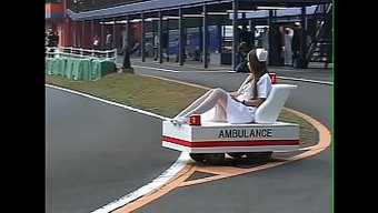 Asyalı Güzellik Maria Ozawa, Sansürlü Bir Japon Fetiş Yarışında Dildolarla Yarışıyor