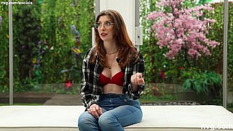 Doğal Güzellik Ve Vahşi Orgazmlarla Yan Komşu Kızı