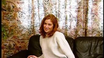 Ince Olgun Bir Kadın Ve Genç Bir Kızla Duygusal Lezbiyen Buluşması