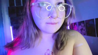 Büyük Göğüslü Güzel Bebek Dokunuluyor Ve Orgazma Ulaşıyor