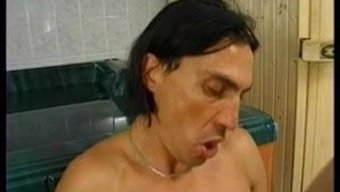 Saunada Yaşlı Modası Olan Olgun Kadınla Genç Adam