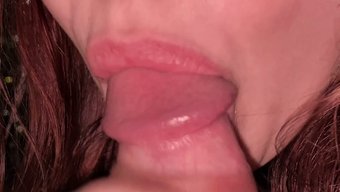 Genç Kızın Tutkulu Oral Becerileri Ağzına Dolu Dolu Boşalma Ile Sonuçlanıyor