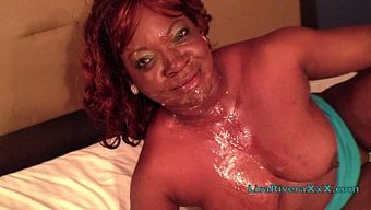 Ebony Tanrıçaları Lisarivera Ve Poizonivy Birlikte Devasa Bir Çikolata Yarrağının Tadını Çıkarıyorlar!