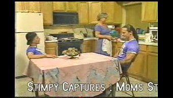 Yaşlı Kadın Ve Iki Genç Oğlu Yetişkin Içerikli